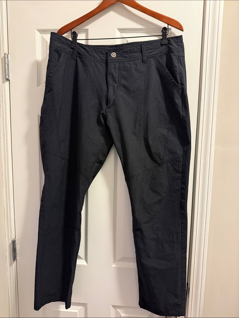 Kuhl Men's gray and black  Cargo Pants 38/30 Like New